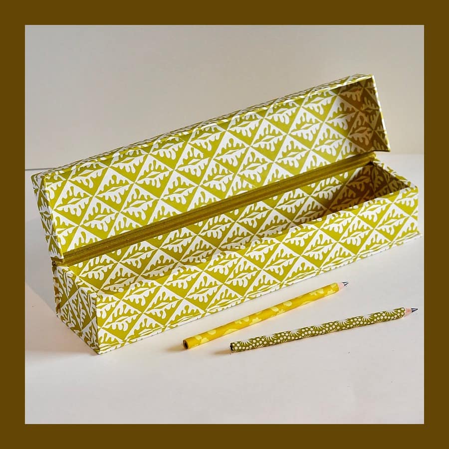 Open Cambridge Imprint pen box in a yellow-green oak leaf pattern