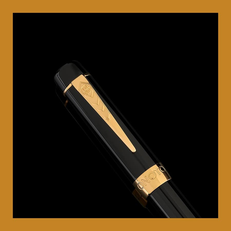 Black Onoto Scholar fountain pen cap with gold clip and band